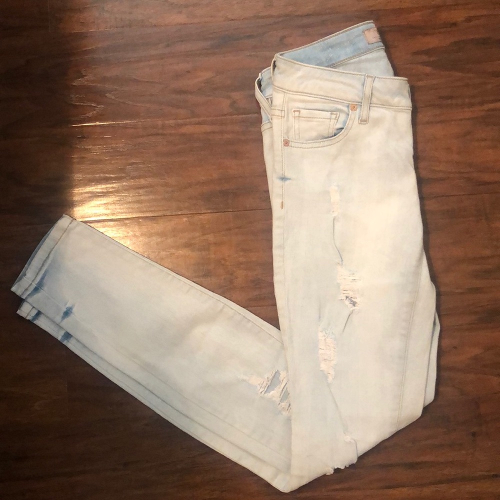 GUESS Jeans 👖• Light Wash with Rips!
